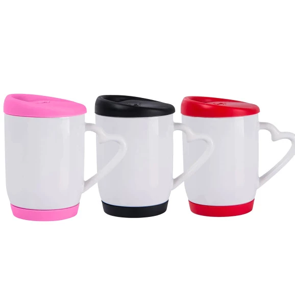 Caneca com alça de coração e tampa de silicone